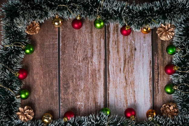 Holzsockel mit verfügbarem Platz und Weihnachtsschmuck