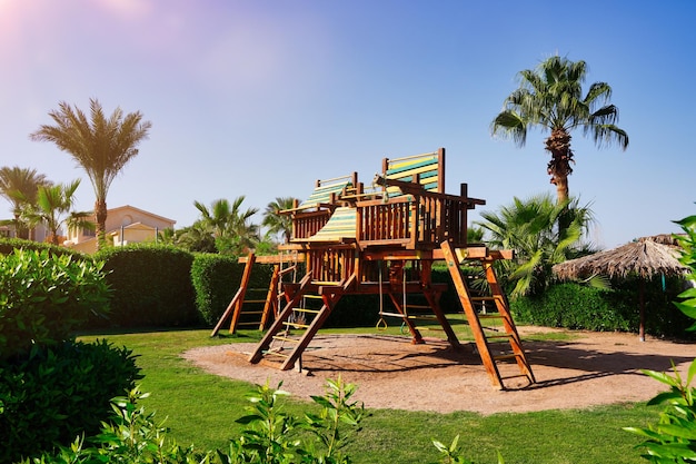 Holzspielplatz mit Sand zum Entwickeln und Entspannen von Kindern Sommerurlaub mit Sonnenschein Hochwertiges Foto