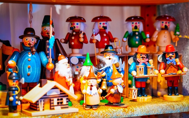 Holzspielzeug Christbaumschmuck auf dem Weihnachtsmarkt am Gendarmenmarkt im Winter Berlin, Deutschland. Holzfiguren auf dem Adventmarkt und Stände mit Kunsthandwerk auf dem Basar.