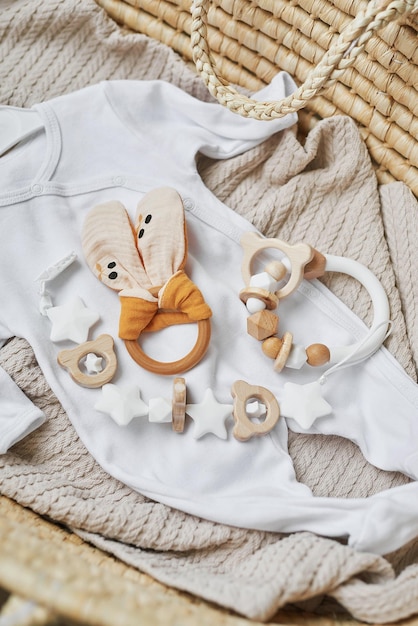 Holzspielzeug, Rasseln, Beißringe, Nippelhalter. Babyentwicklung, Feinmotorik. Produkte und Zubehör für Kinder und Neugeborene. Kinderkleidung. Wunschliste für Schwangerschaft und Babyparty.