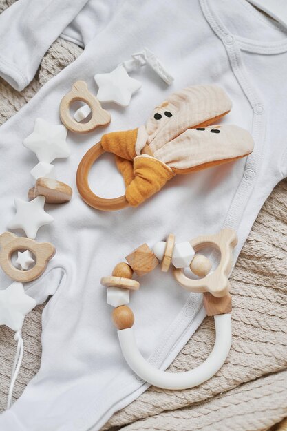 Holzspielzeug, Rasseln, Beißringe, Nippelhalter. Babyentwicklung, Feinmotorik. Produkte und Zubehör für Kinder und Neugeborene. Kinderkleidung. Wunschliste für Schwangerschaft und Babyparty.