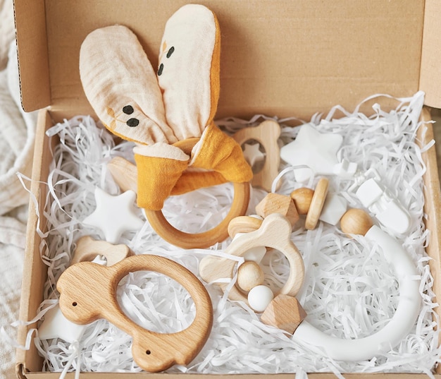 Holzspielzeug, Rasseln, Beißringe, Nippelhalter. Babyentwicklung, Feinmotorik. Produkte und Zubehör für Kinder und Neugeborene. Kinderkleidung. Wunschliste für Schwangerschaft und Babyparty.