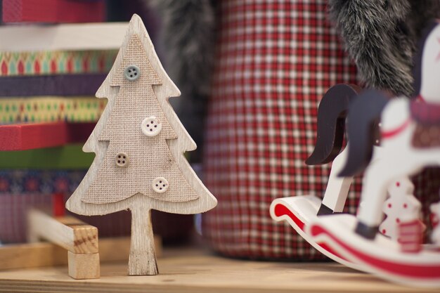 Foto holzspielzeug weihnachtsbaum mit knöpfen und sackleinen geschmückt