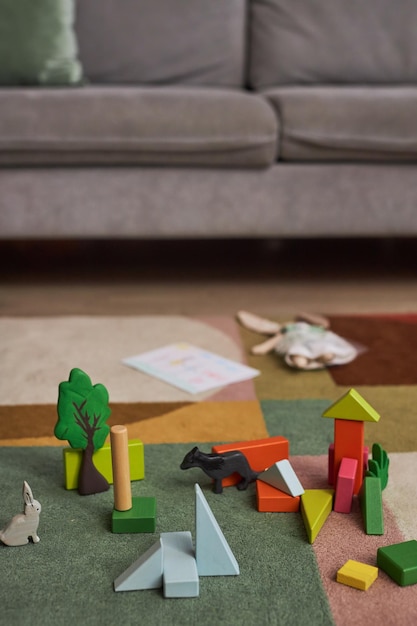 Holzspielzeugstadt mit Bäumen und niedlichen Tieren kreatives Spielkonzept
