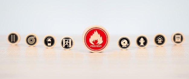 Holzspielzeugstapel mit Türausgang oder Feuerleiter mit Brandschutzsymbol und Feuerlöscher