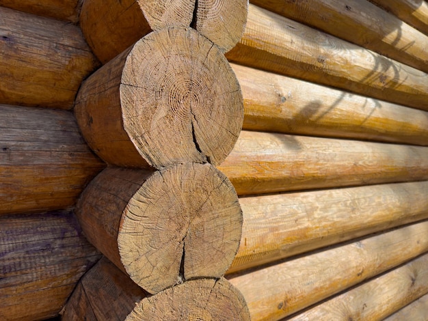 Foto holzstämme eines holzhauses in nahaufnahme an einem sonnigen tag ein badehaus die hütte