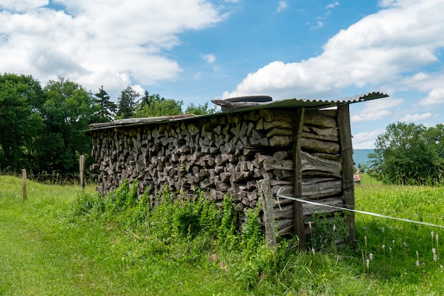 Holzstapel für den Kamin