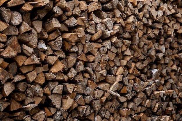 Holzstapel mit Brennholz. Nahaufnahme. Beschaffung von Brennstoff für den Winter im Dorf.