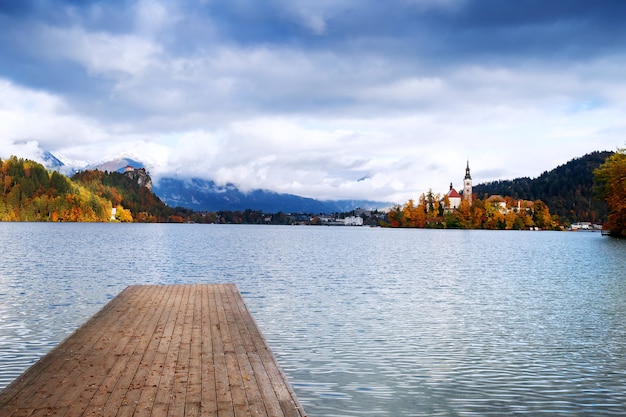 Holzsteg am Alpensee Bled Herbst in Slowenien Europa