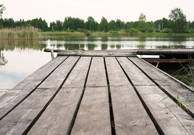 Holzsteg am großen See in Europa