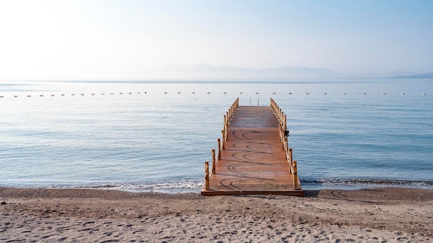 Holzsteg am Meer