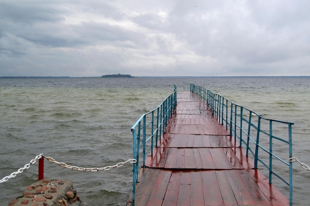 Holzsteg am Strand Ponton im See Brücke mit Geländern