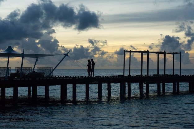 Holzsteg bei Sonnenuntergang exotische tropische Reiselandschaft