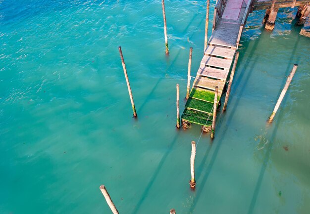 Holzsteg im Canal Grande von oben gesehen