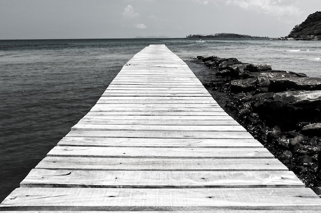 Holzsteg im tropischen Meer