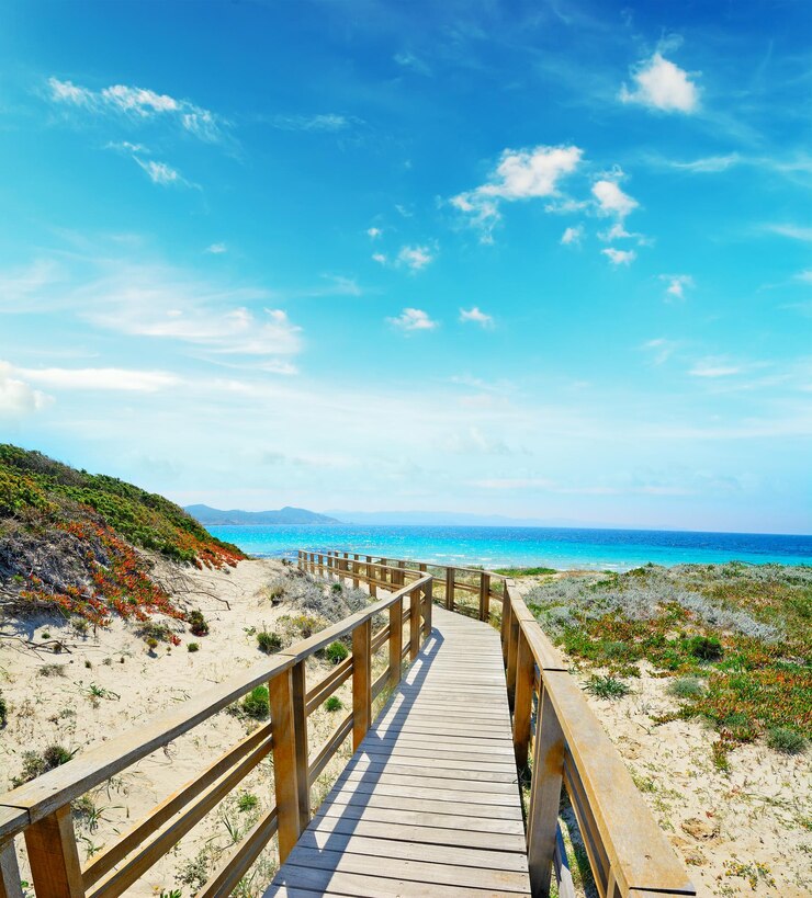 Foto holzsteg in capo testa an einem klaren tag sardinien