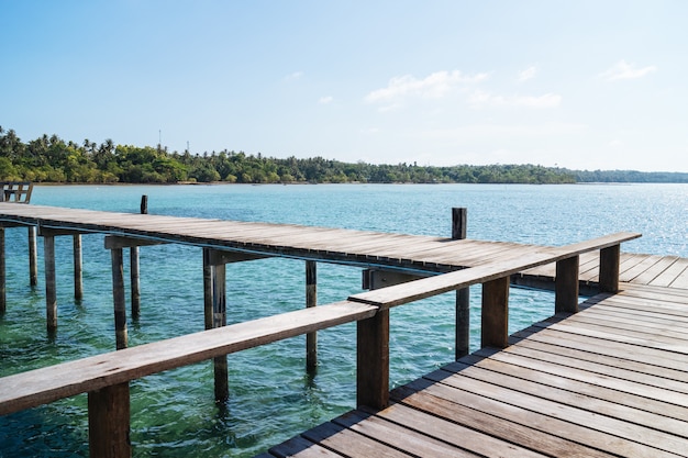 Holzsteg mit Sitzen, die im Sommer zum Meer und Strand führen.