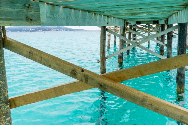 Holzsteg neben dem Mittelmeer auf der Insel Ibiza in Spanien, Urlaubs- und Sommerszene