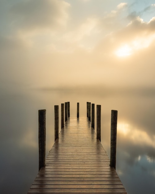 Foto holzstege im meer gegen den himmel