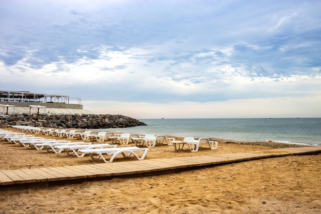 Holzstraße am Strand zum Meer