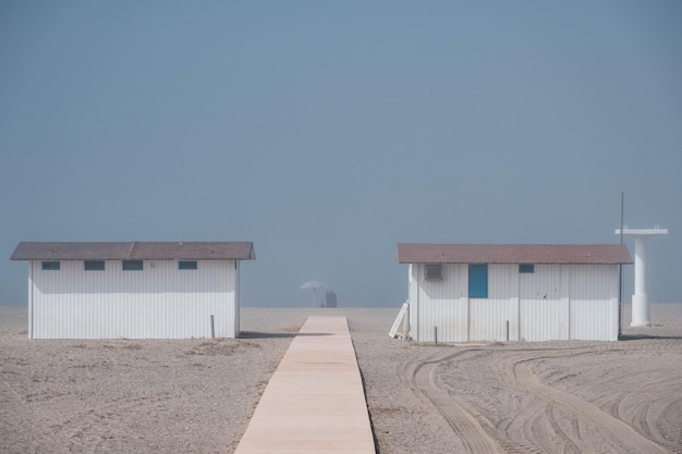 Holzstraße und Häuser am Strand