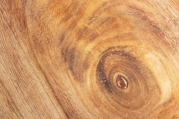 Holzstruktur mit einem Knoten in Nahaufnahme