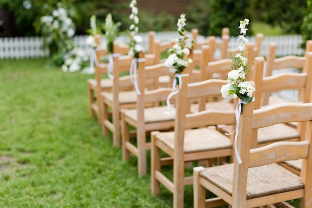 Holzstühle mit Blumen Hochzeitszeremonie