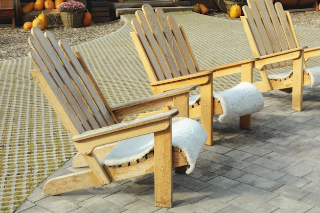 Holzstühle zum Entspannen im Freien im Bergresort