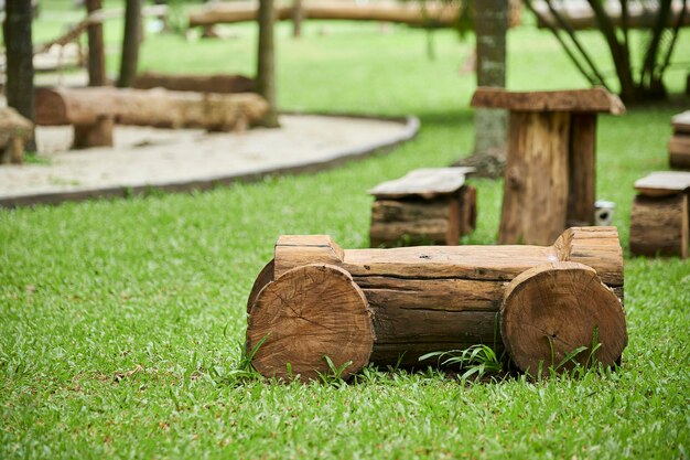 Holzstuhl im allgemeinen Park.