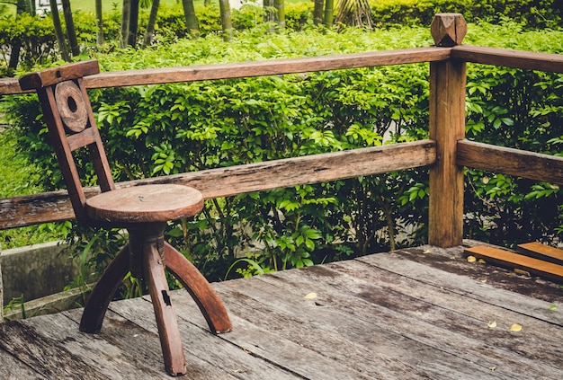 Holzstuhl im Garten: Weinleseton