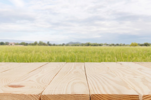 Holztabelle vor der Zusammenfassung verwischt im Cornfield-Hintergrund