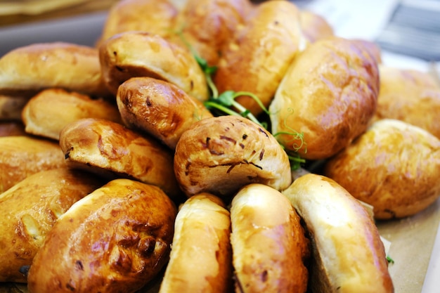 Holztablett mit leckeren gebackenen Pastetchen Nahaufnahme