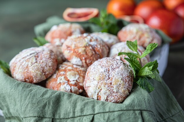 Holztablett mit orangefarbenen Crinkle-Keksen