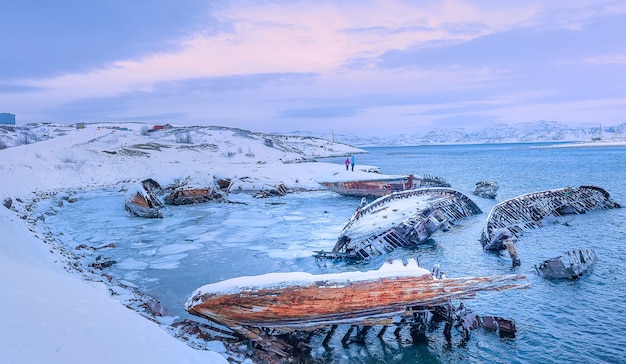 Holzteile des alten Schiffes auf der Barentssee. Schiffsfriedhof, Teriberka, Murmansk, Russland