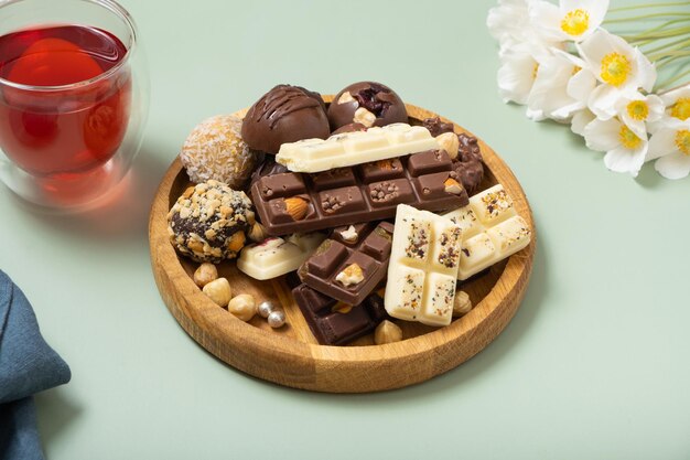 Holzteller mit gesunden handgefertigten Naturbonbons und Mini-Pralinen. Süßes, gesundes Dessert