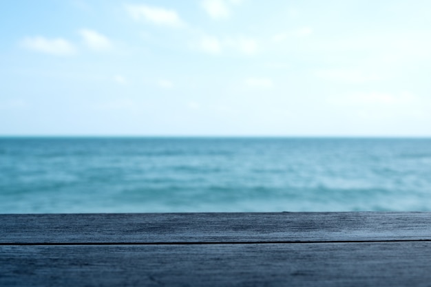 Holzterrasse am Meer