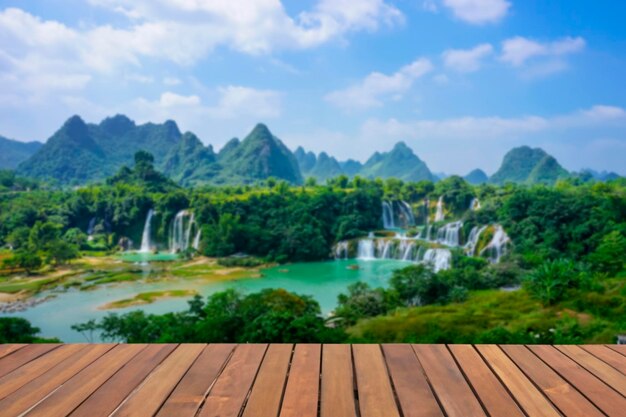 Foto holzterrasse über nassem vietnam-gebirgsflussbach ländlich