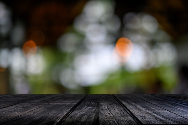 Holztisch auf Bokeh Natur