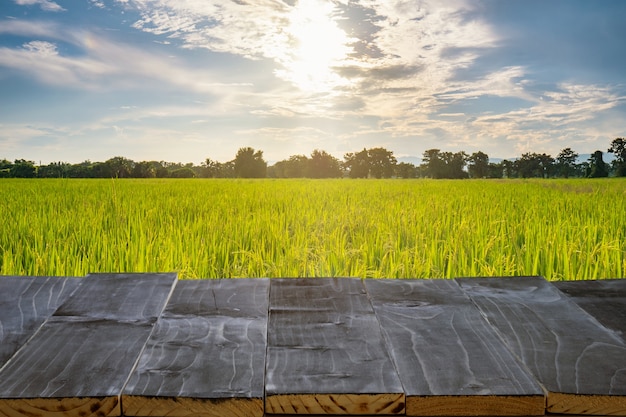 Holztisch für Produktmontage und Display mit Reisfeld Sonnenlicht,