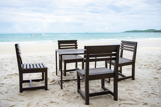 Foto holztisch für restaurant am strand