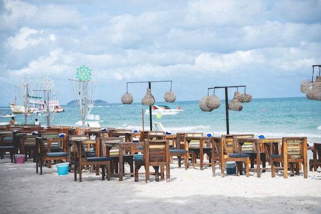 Holztisch für Restaurant am Strand