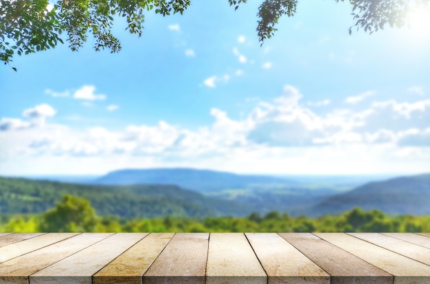 Holztisch gegen Berglandschaft