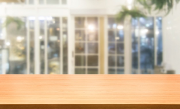 Holztisch im verschwommenen Hintergrund des modernen Restaurantraums oder des Coffeeshops für Produktanzeige