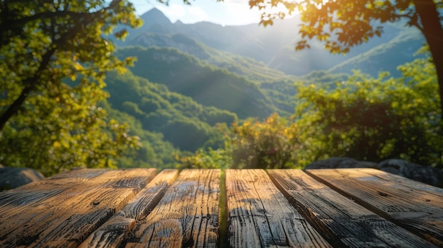 Holztisch mit Blick auf die Berge