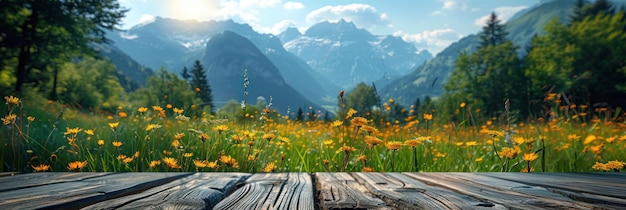 Holztisch mit Blick auf die Bergkette