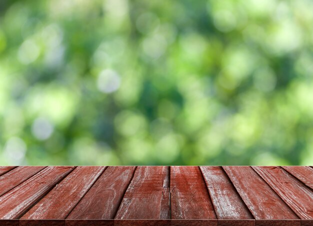 Holztisch mit Bokeh-Lichtern