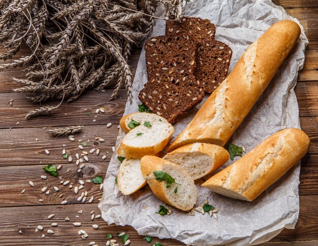 Holztisch mit Brot, Samen