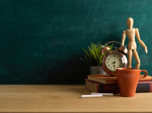 Holztisch mit Büchern