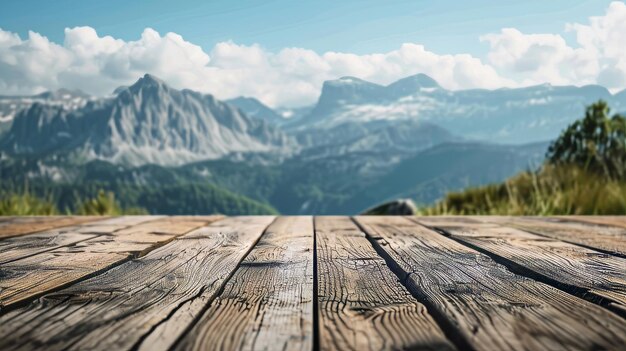 Holztisch mit der Berglandschaft