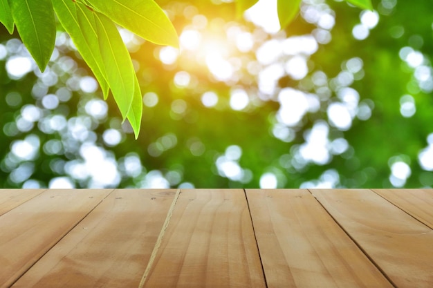 Holztisch mit der Natur Hintergrund